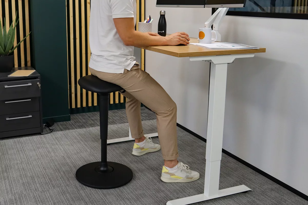 0418eeea1bf727c1b9668f03a7f4ba80a85703f2_siege_livio_web_vue2161_1200x800.jpg Repose-fesses ergonomique Livio - Posture assise dynamique ou assis-debout