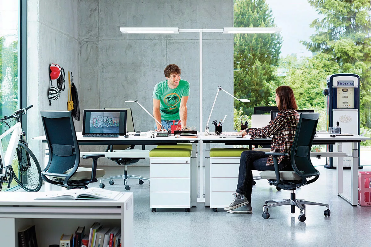 1730dba6b985b33028665ae123c0c8256231de46_Lampadaire_Lavigo_environnement_double_72dpi_1200x800.jpg Lampadaire Lavigo - Lumière et bien-être au travail