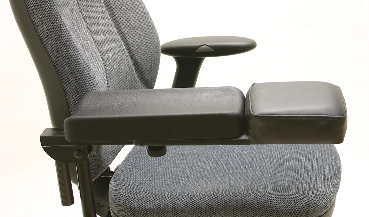 193717792a0aac4dbef0edd3077037063c84b7a8_accoudoir_he__miple__gique_de__t_accoudoir.jpg Fauteuil ergonomique pour compenser le handicap Tilto - Vérin électrique - Personnalisable - Frein à main