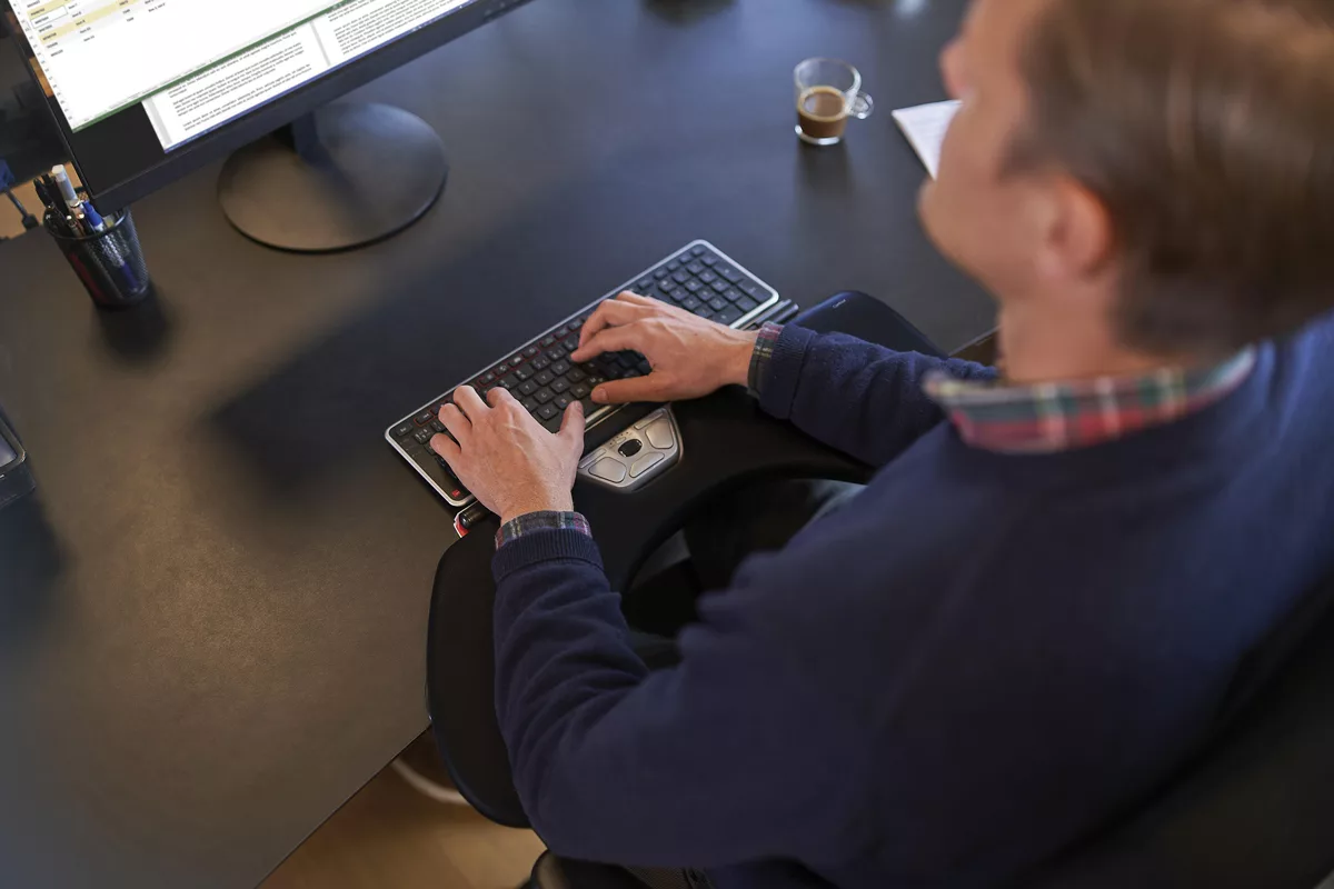 83ae5d349e0efbcf386e0a7ea31e4efde7c7065b_Repose_bras_Contour_Red_environnement_1200x800.jpg Solution efficace pour éviter les douleurs aux épaules et aux bras - Repose-bras Red