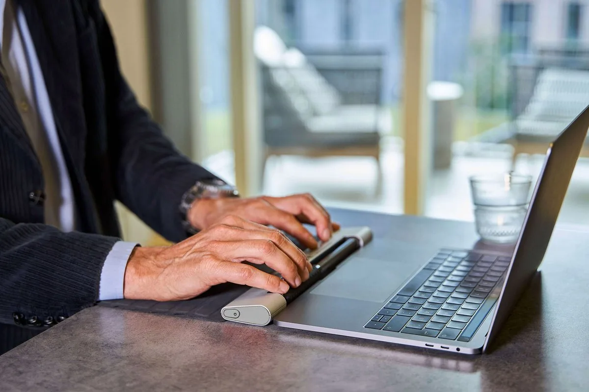 85e3f50aeaf14c95cbd017360716bf076cec32c1_RollerMouseGo_environnement_RVB_72dpi_1200x1200.jpg Souris ergonomique centrale contre les douleurs aux épaules et cervicales - RollerMouse Go