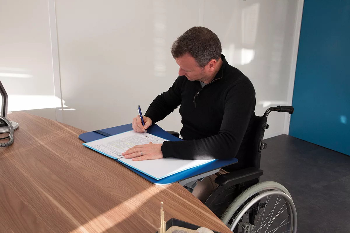 cb7a095efe38a7e31bc203c25dea59ce4f75ef0d_Support_de_bras_Jumborest_Access_Utilisation_PMR_72dpi_1200x800.jpg Repose-bras Jumborest Support en similicuir  - Soutien du bras lors du ravail sur poste bureautique