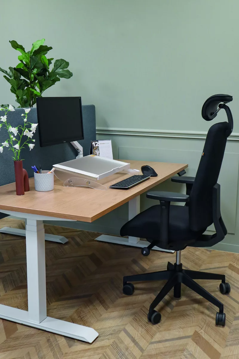 ced41f35bfaa709c499db3db6b362e21c19fbec8_siege_premio_ergoexpert_environnement_2_800x1200.jpg Siège préventif de bureau Premio - Douleurs de dos au poste de travail