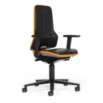 Siège d’atelier ergonomique Néon noir et orange avec accoudoirs réglables, dossier haut et roulettes pour environnement industriel ou laboratoire.