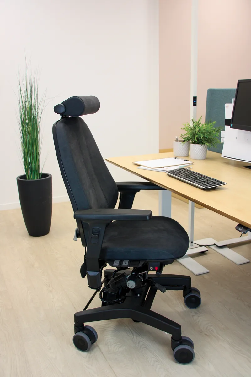 dd9e9ac7603bbd423e8f799725a910e82717bdcb_siege_Tilto_2_2021_72dpi_1200x1200.jpg Chaise handicap Tilto - Aide à la mobilité haut de gamme - Dossier haut - Soutien lombaire pneumatique