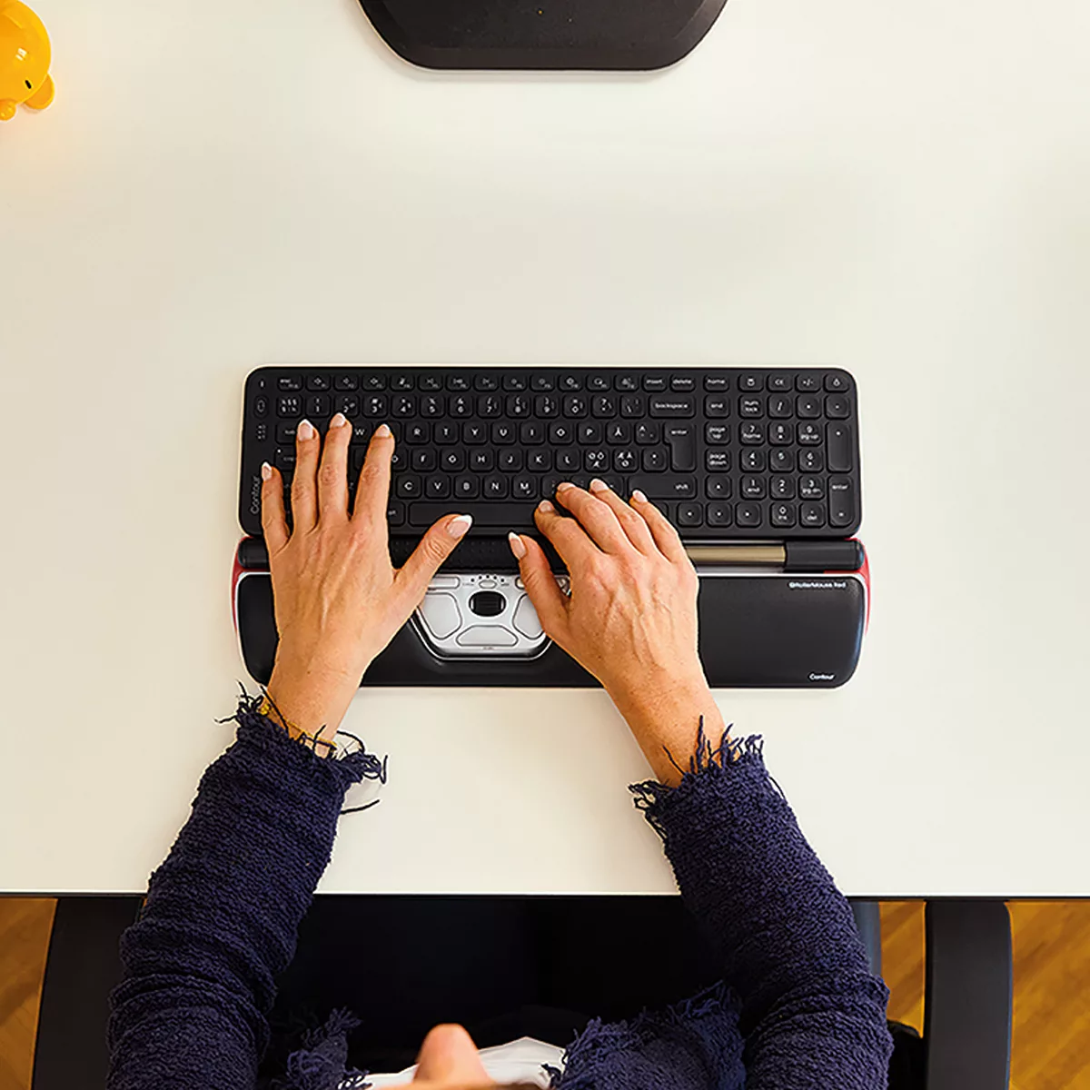 edb30a569f1fe6af5f6a75a1da5a1c106e07ca1e_Balance_Mid_Size_RVB_72dpi.jpg Clavier ergonomique Contour Balance avec RollerMouse, vue de dessus.