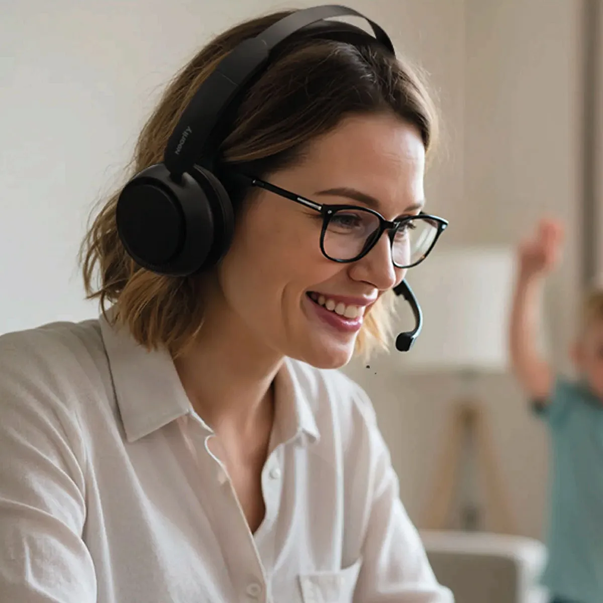 fb7105f960b1b31082fb294bb0a8bf2ca46be2fb_casque_320_situation_72dpi_RVB.jpg Utilisation du casque téléphonique 320 avec micro antibruit pour appels professionnels en télétravail.