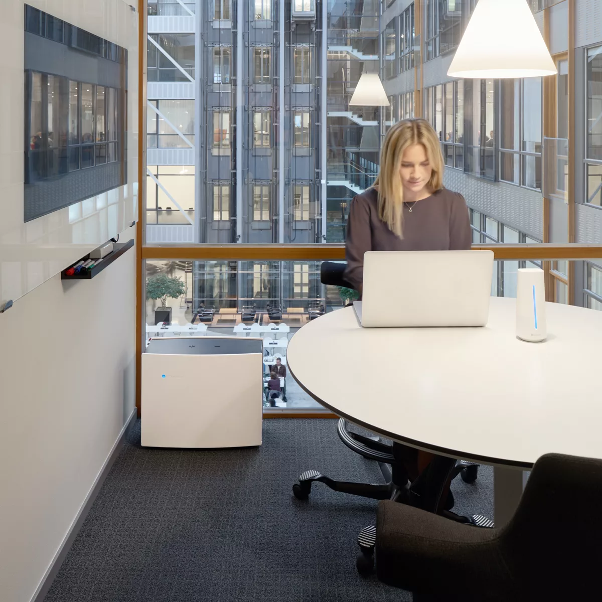 1c26accbee479c32b019e1c5998124f50359f4bf_purificateur_pro_m_situation_1_1200x1200_72dpi.jpg Purificateur d'air Pro M - Limiter les allergies et la propagation des virus au bureau