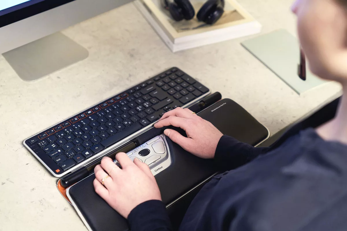 24f8c087b847f4513d663e1195898d8e16481fe9_Pointeur_central_RollerMouse_Red_Plus_environnement_72dpi_1200x800.jpg Souris ergonomique centrale contre les douleurs aux épaules et cervicales - RollerMouse Red Plus