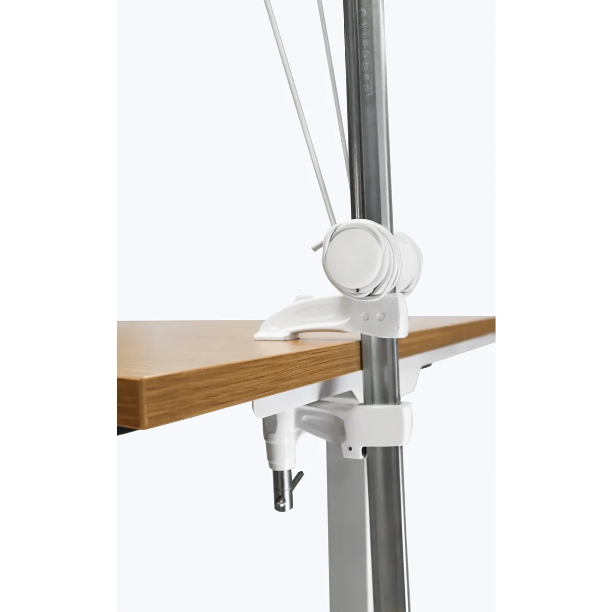 4f11d2a3741801d43a63ae1625ad9757a75fa49c_solution_d_assistance_physique_Perdelle_Neo_1_RVB_1200x1200.jpg Fixation solide du Perdelle Neo sur un plan de travail en bois.