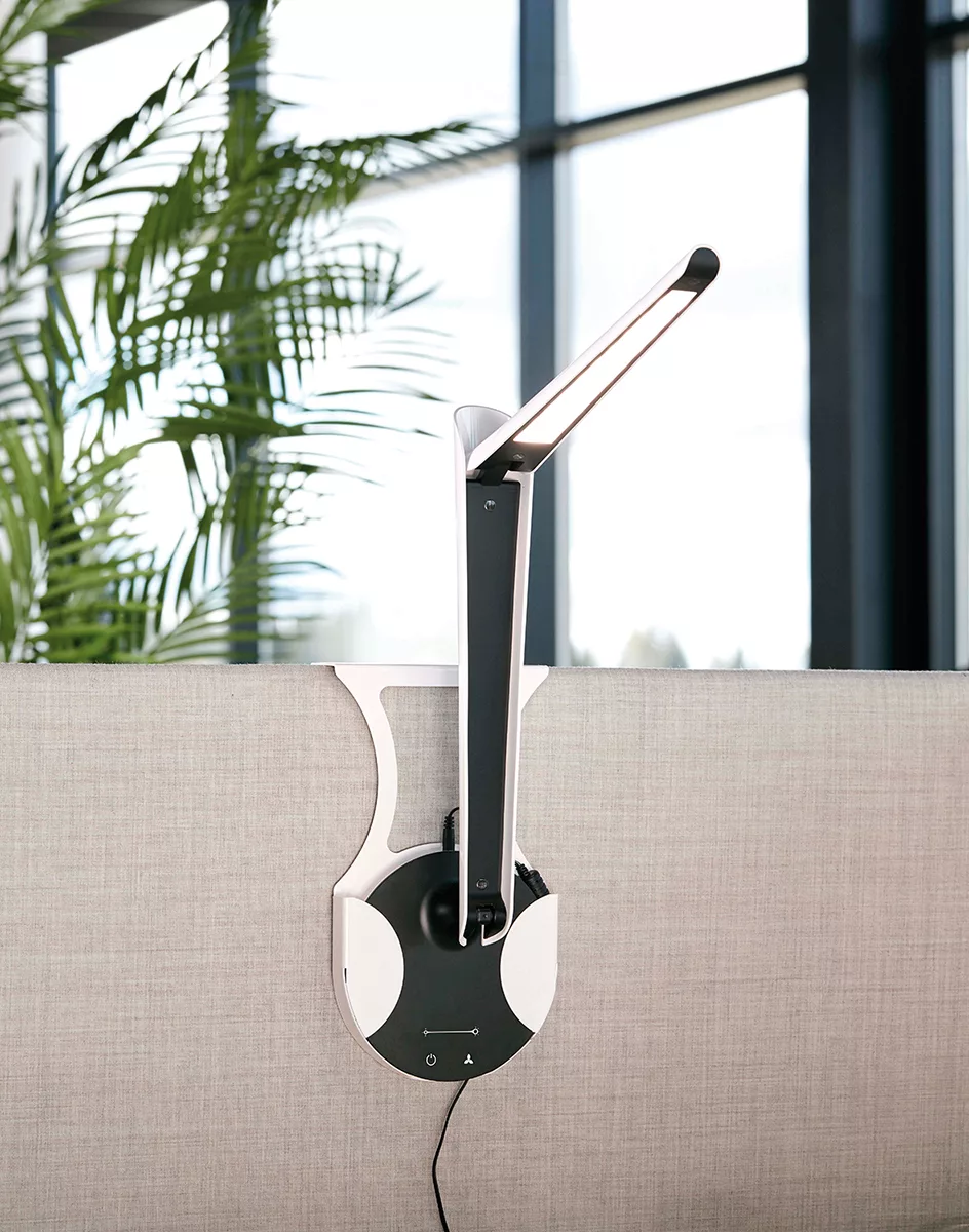 58a13a592af24c41b8c7c144b70bee9d34e97ffc_Lampe_Tulip_cloison.jpg Éclairage d'appoint lampe Tulip pour poste de travail bureautique