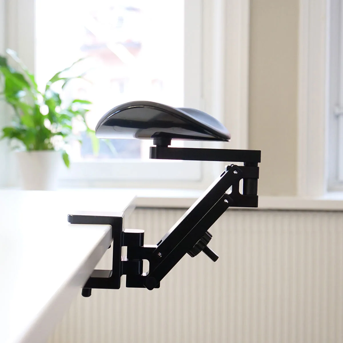 Support de bras ergonomique Ergo Dynamic fixé au bureau avec bras articulé pour soulager les épaules et la nuque.