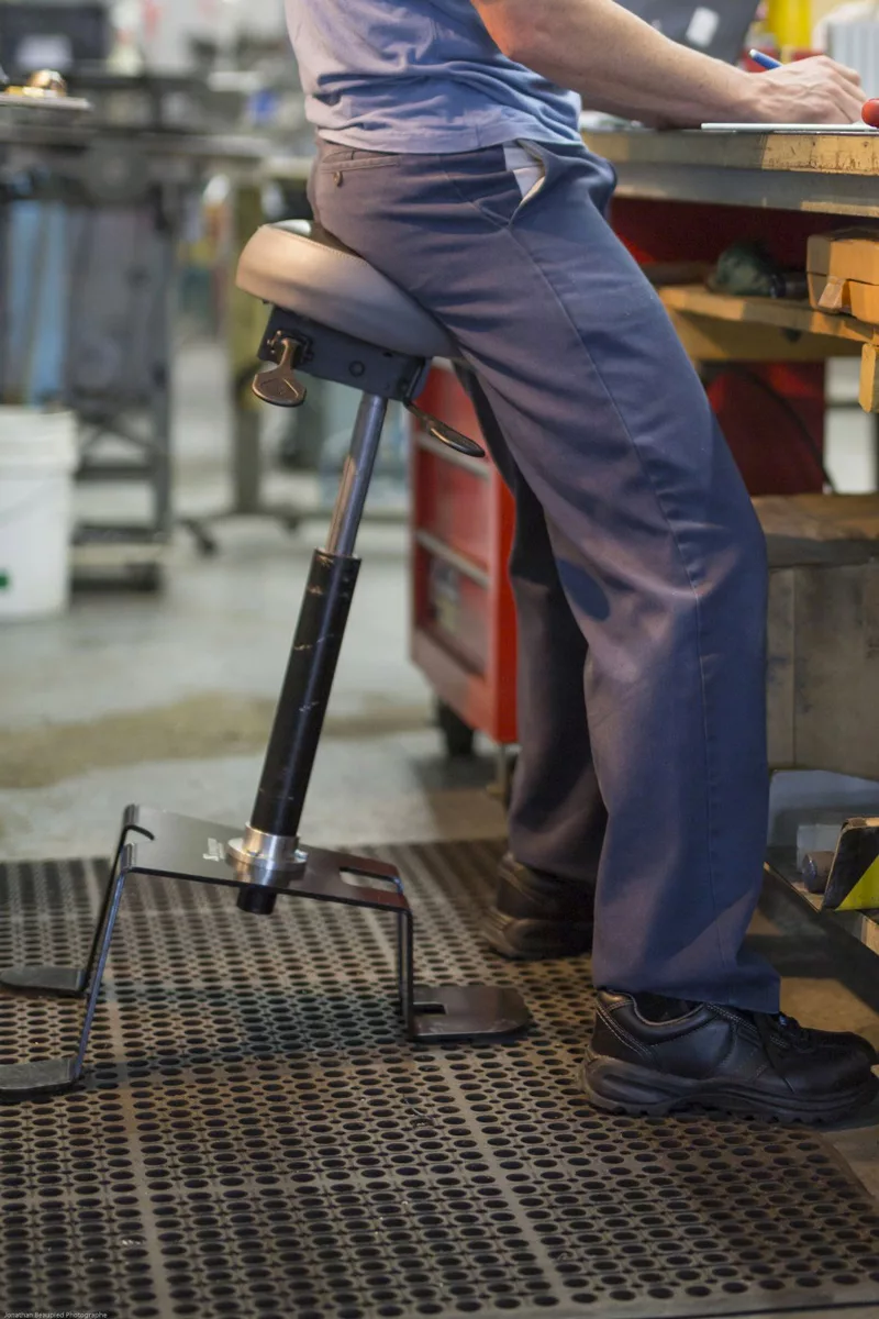 8270bf7fe8c1d1ef4199bc8dc9df3c563daa3953_TA_200_1200x800_72dpi.jpg Siège assis-debout TA200 réglable en hauteur - Maintien de la colonne vertébrale en position neutre