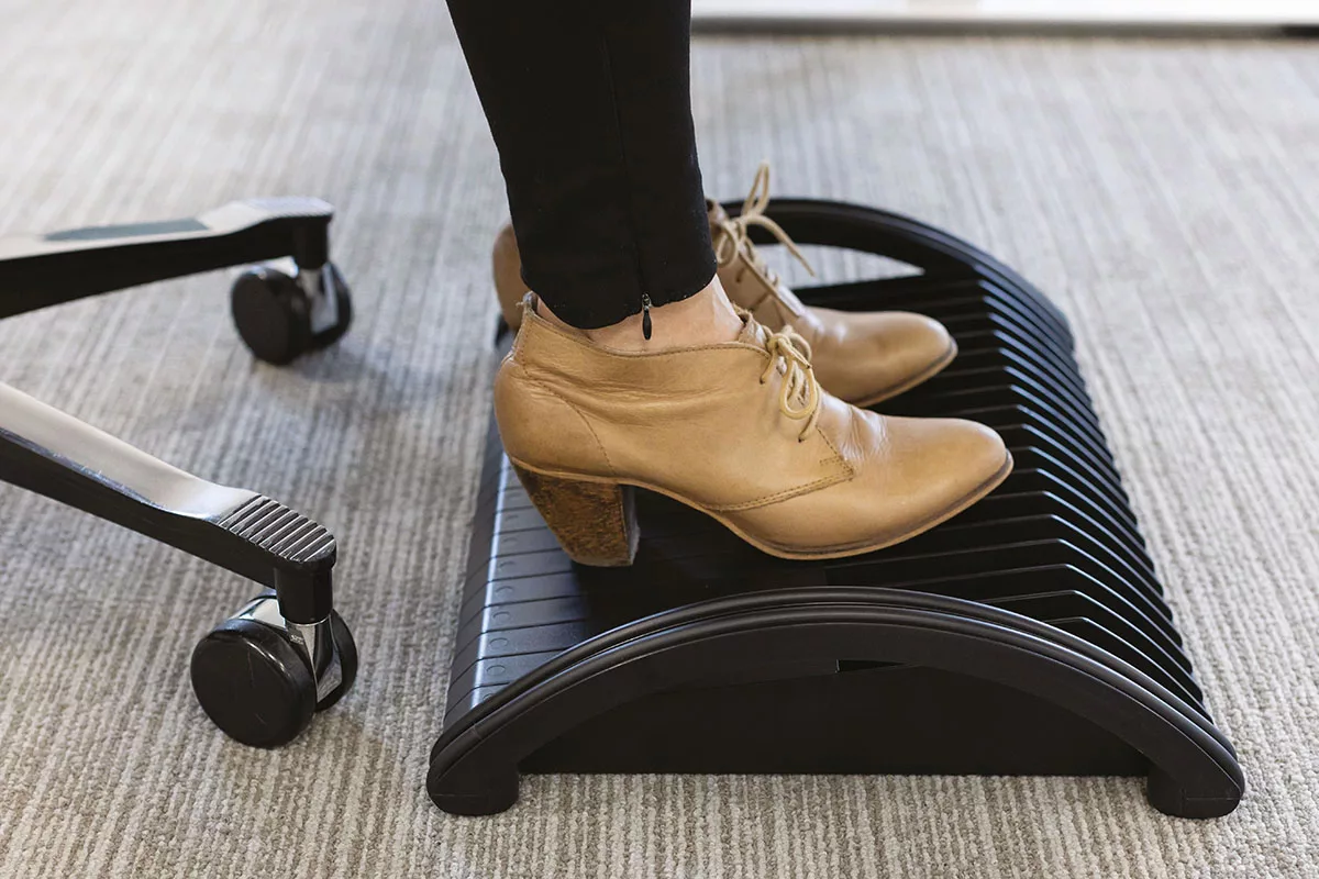 84efa2fdb33cbf539b366fdb24c8d8105d32bfa7_repose_pieds_dopio_fixe_utilisatrice_zoom_72dpi_1200x800.jpg Repose-pieds Dopio - Mal aux jambes au travail - Active la circulation