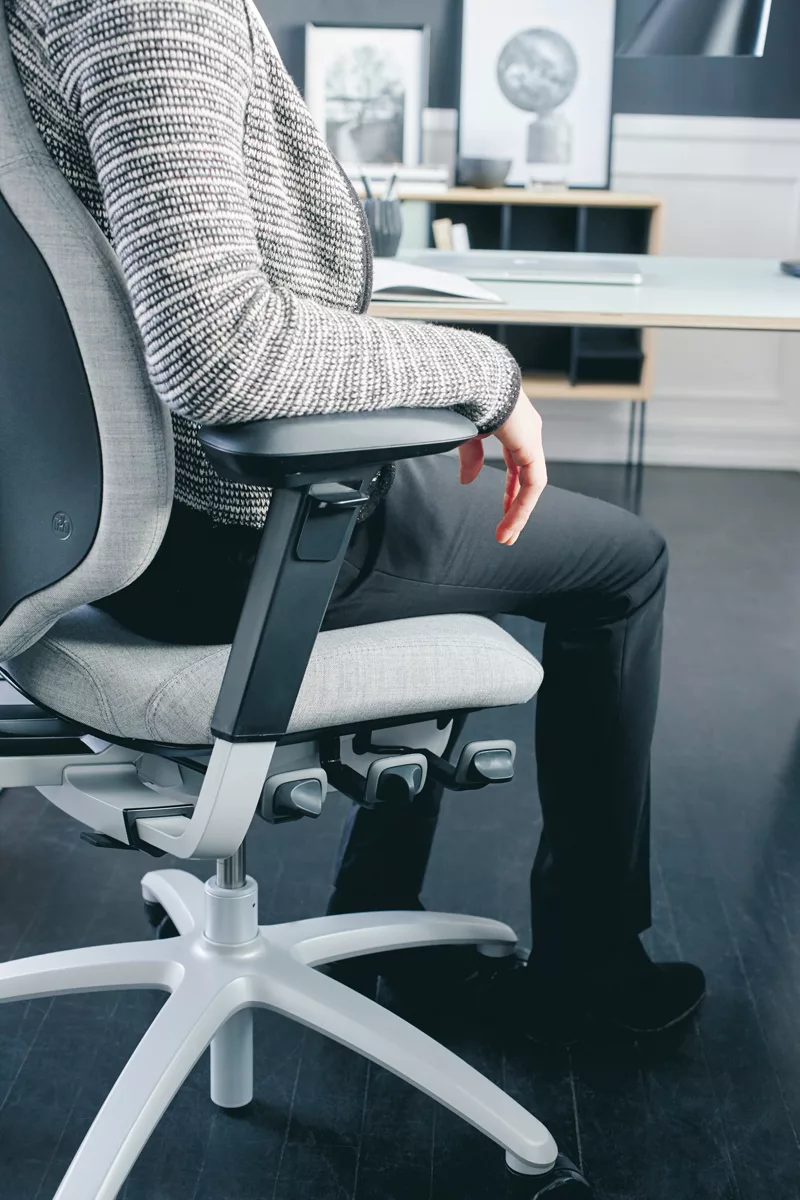 86daa82b8d2c69055fe3148fa6a24a883e8bb9f2_Mereo_220_Focus_Accoudoirs_72dpi_800x1200.jpg Siège ergonomique Mojo en prévention du mal de dos
