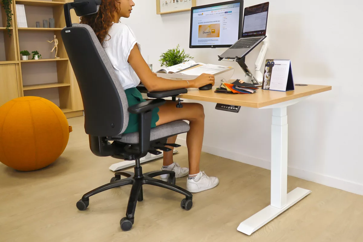 8f1724e38144c8e30ebddeeeb2a91c2e030d8274_bureau_echo_environnement3_72dpi_1200x800.jpg Bureau assis-debout réglable en hauteur électriquement