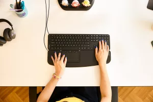 Pavé tactile Contour Touch en utilisation sur bureau ergonomique.