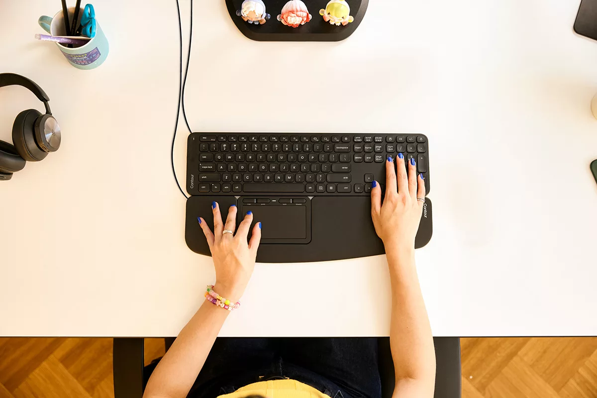 a6607a93ca45fa1c6ad12d111f8a7ff67110ac37_CDTP20500_Touch_Wired_Top_lifestyle_2.jpg Pavé tactile Contour Touch en utilisation sur bureau ergonomique.