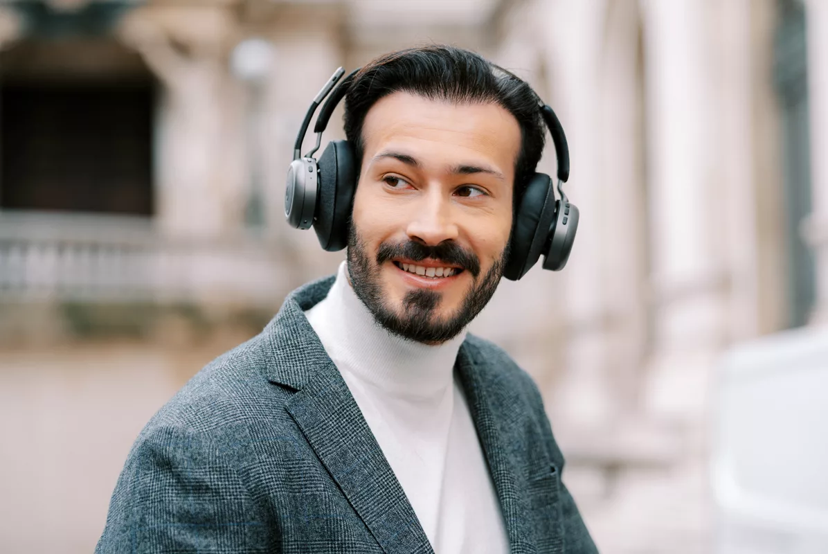 a9070db6c49d9a12216f25b99f7d47f8a38dacab_2024_TildeEVO_C_Lifestyle7.jpg Casque anti-bruit sélectif Tilde Evo pour téléphoner sans être gêné par le bruit environnant