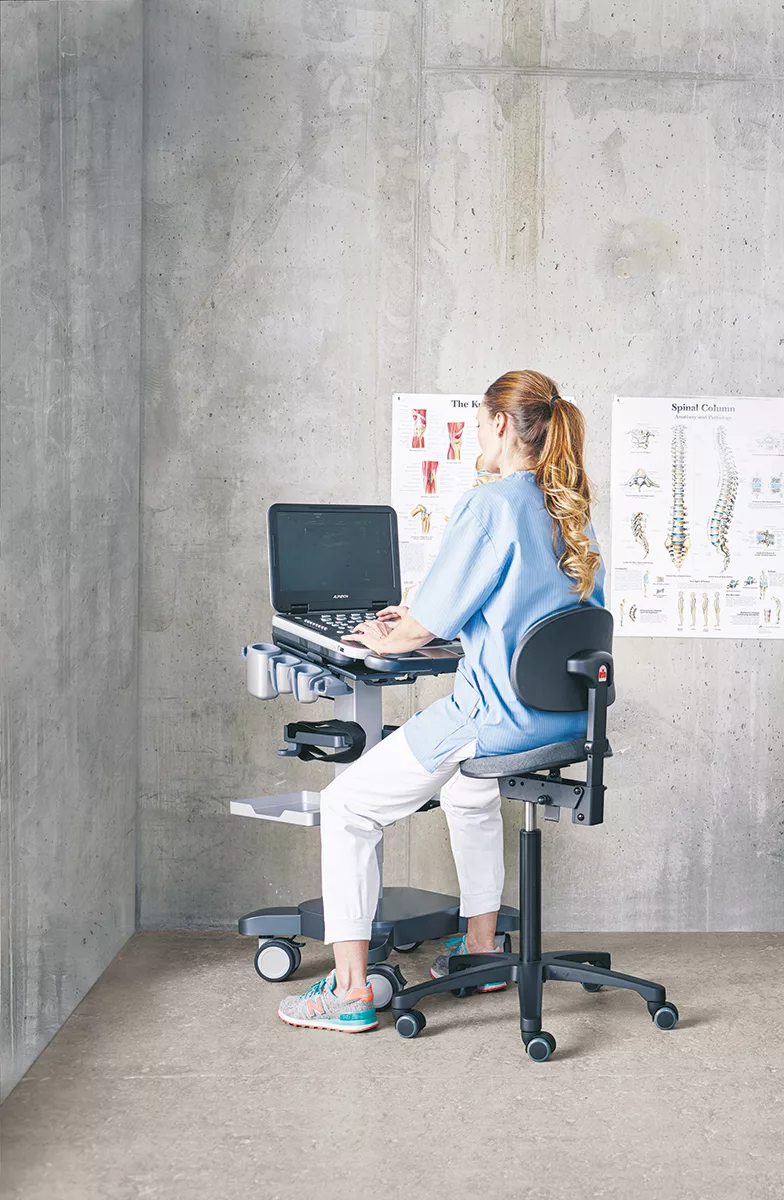 af844c165fdcf5224614e28ab15ecb9611dec376_Siege_Gamme_Support_Selle1_medical_72dpi.jpg Assis-debout Gamme Support - Confort des opérateurs assis-debout - Robustesse