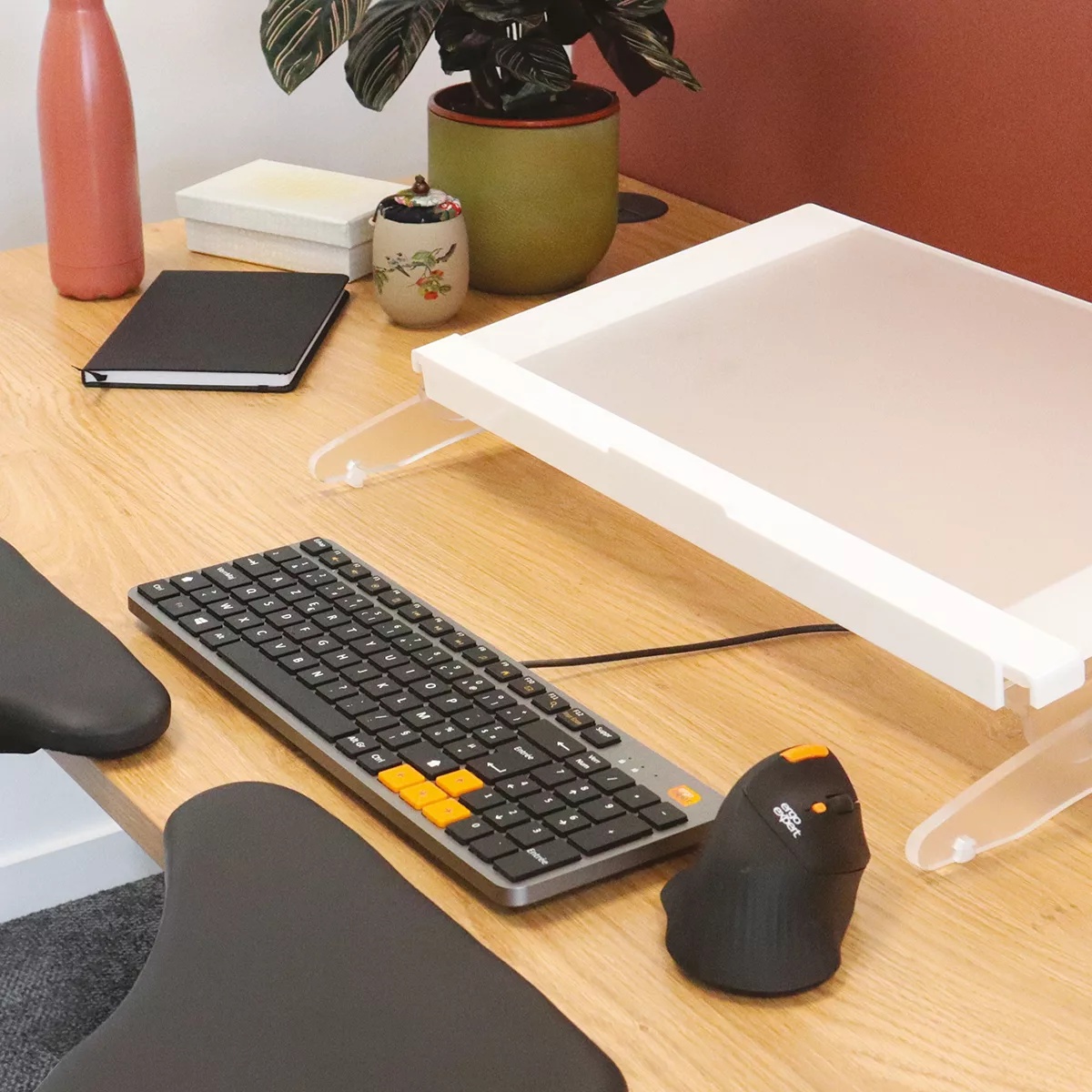 b67a13e9471e3e06f557b5eab2f33bdddccfe3f3_Clavier_filaire_X_Per_ErgoExpert_72dpi_RVB_vue3.jpg Clavier filaire X-Per ErgoExpert USB en situation