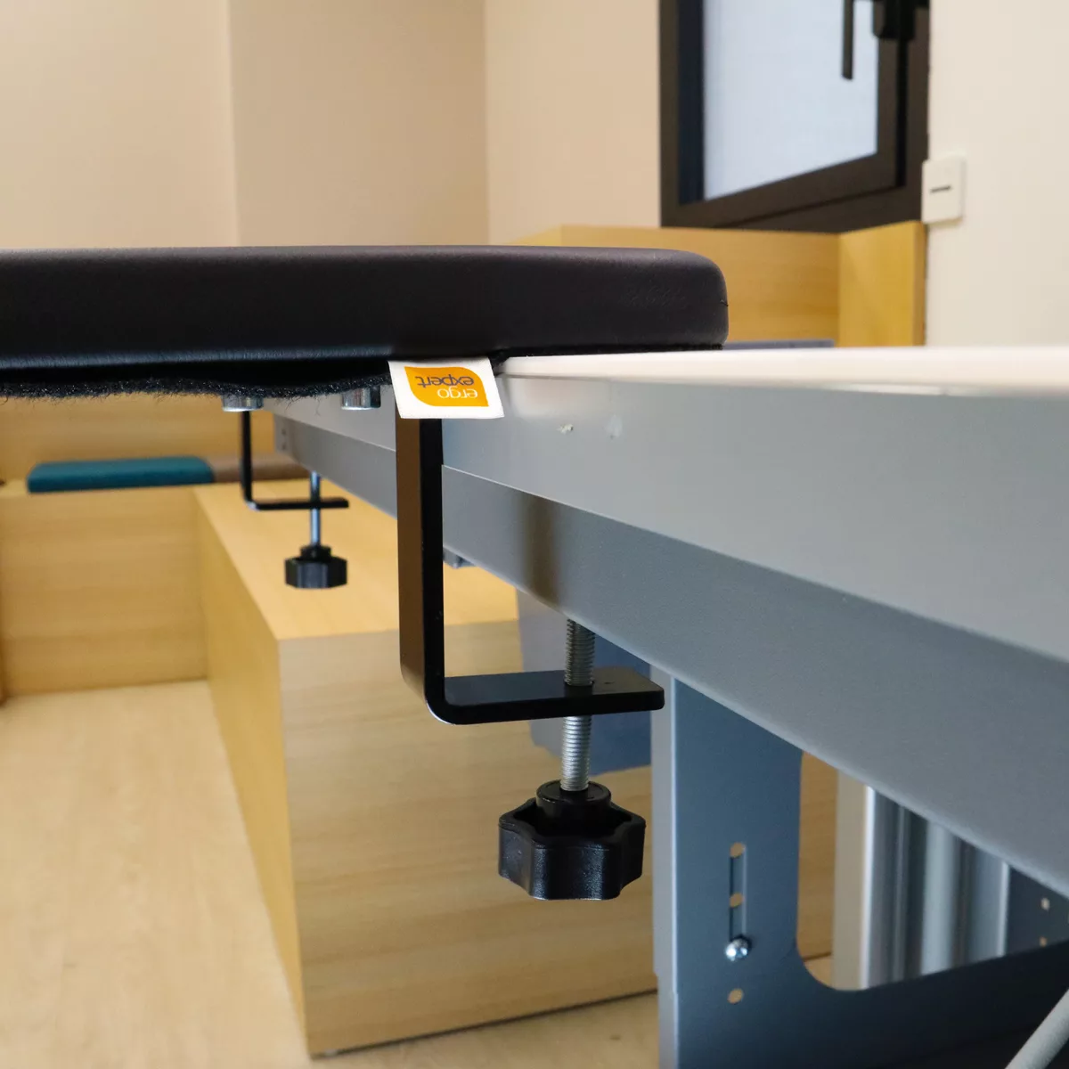 be0d05735b7b019f0a036a4d5dc29aad27376e8f_repose_bras_ergoexpert_zoom_pincesweb_1200x1200_vue3088.jpg Support de bras X-Rest - Limite les sollicitations au niveau des cervicales, épaules, dos et bras