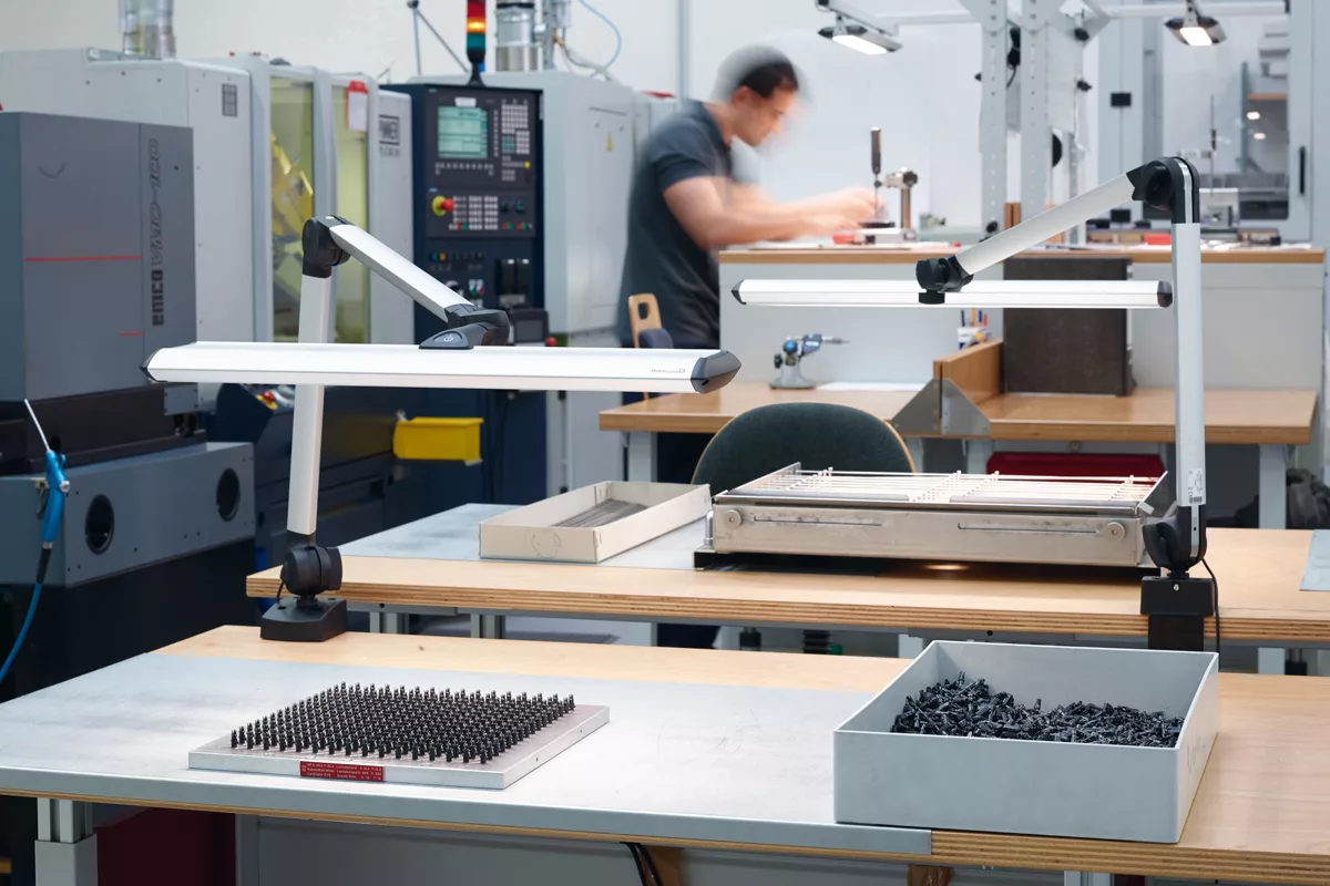 d4e7b05b88cd67162acfc1d12178a0ab158b1af4_lampe_taneo_situation2_1200x800.jpg Lampe industrie Taneo, durable et avec haute qualité de lumière