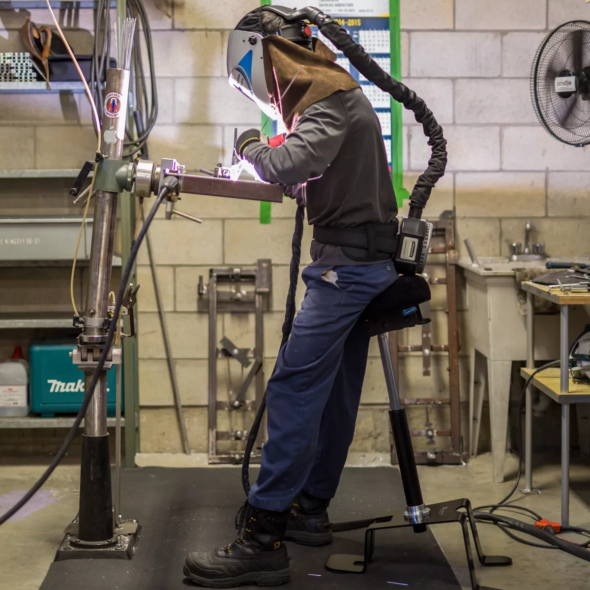 d82506937f43efe39cd0356b6e91d6892f55a79f_TA200_MM_sit_stand_1200x1200_72dpi.jpg Tabouret ergonomique - TA200 - Position debout - Période de travail