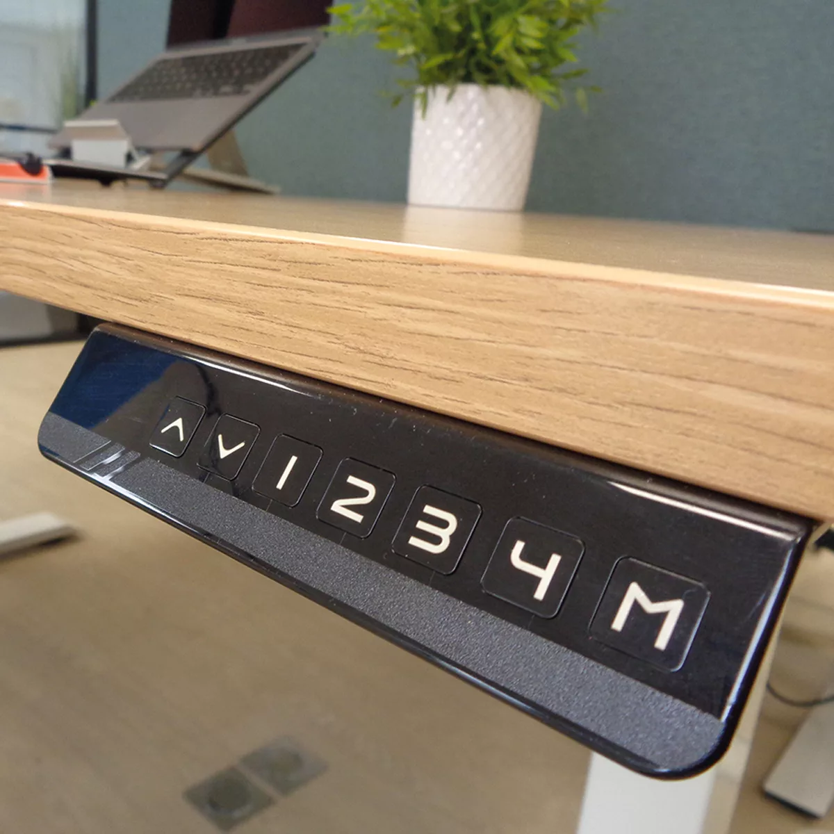 e06229aab5ae4797f2e8a9efc6690b0f33baf439_bureau_echo_zoom_commande_72dpi_1200x1200.jpg Bureau avec hauteur réglable pour travailler assis et debout - Alterner les postures