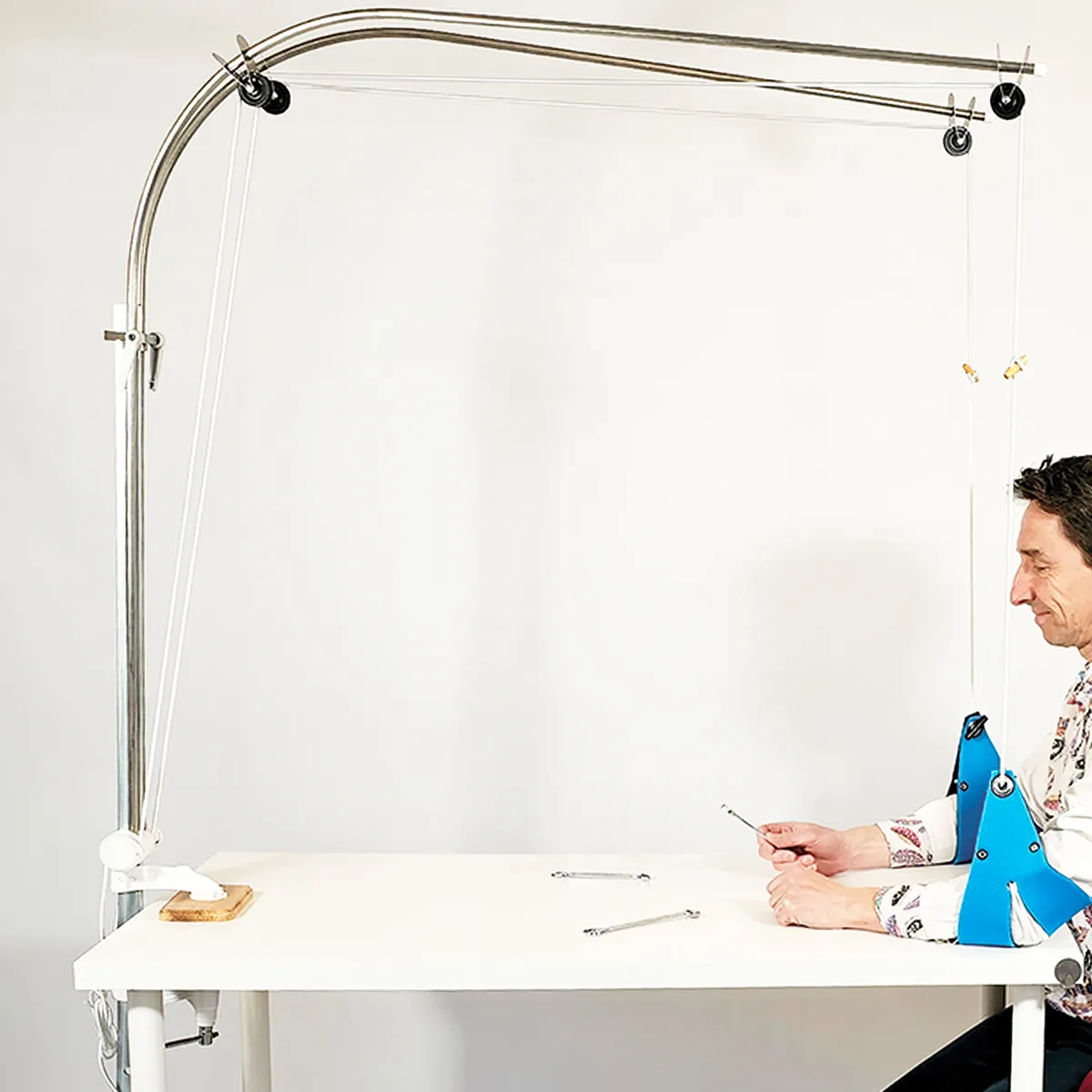 e7a4274740642b0dfecfa9598f9d331957e18de7_solution_d_assistance_physique_Perdelle_Neo_situation2_RVB_72dpi_1200x1200.jpg Utilisateur testant le Perdelle Neo pour un soutien ergonomique des bras.